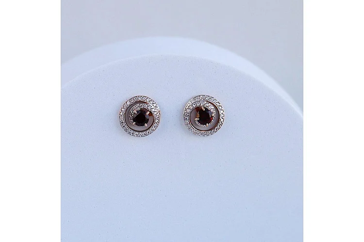 Серьги-пусеты из красного золота с 2 гранатами и 72 фианитами