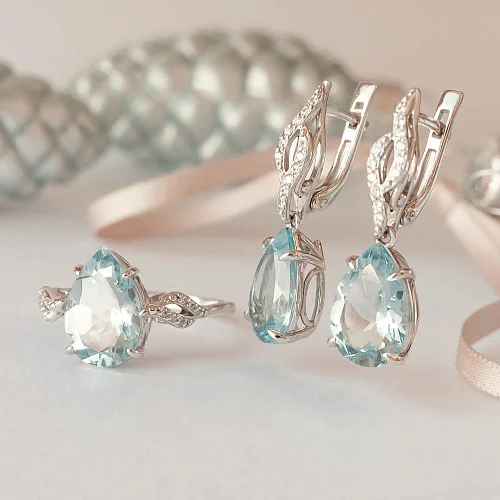 Серьги из белого золота с 2 топазами sky и 24 топазами бесцветными