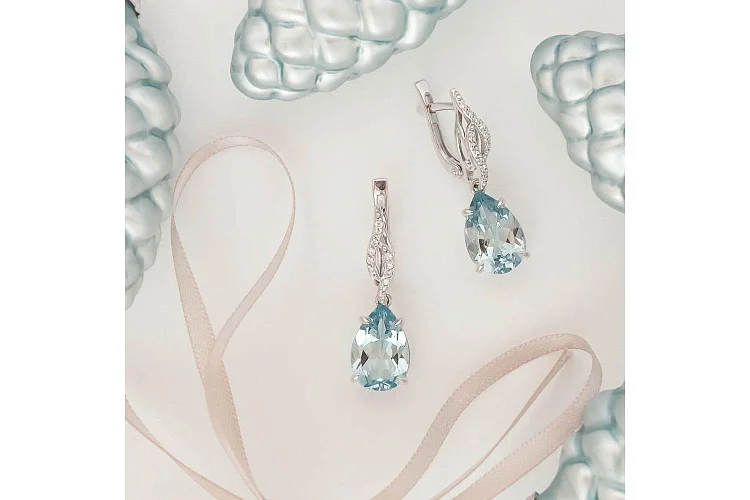 Серьги из белого золота с 2 топазами sky и 24 фианитами