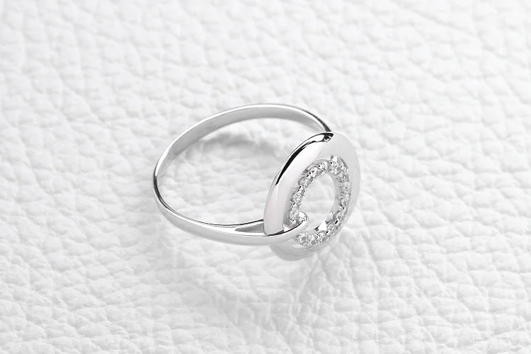 Кольцо Круг из белого золота с 14 фианитами