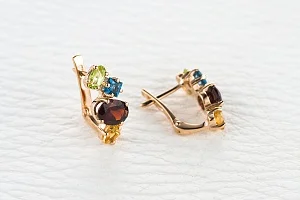 Серьги из красного золота с гранатами, топазами лондон и хризолитами