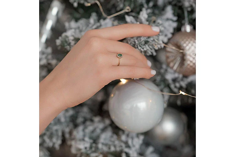 Кольцо из жёлтого золота с изумрудом и 12 фианитами