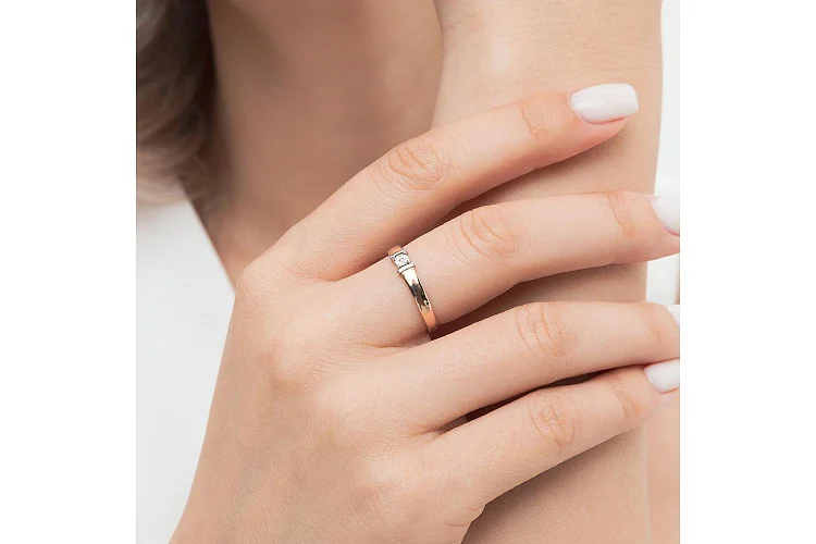 Кольцо из красного золота с бриллиантом