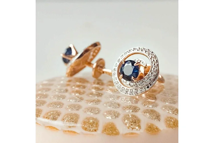 Серьги-пусеты из красного золота с 2 корундами и 72 фианитами