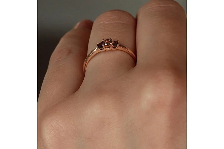 Кольцо из красного золота с 3 раухтопазами