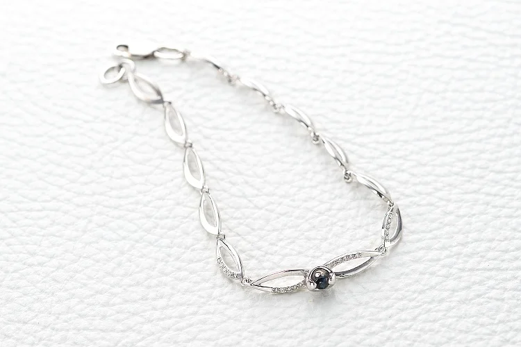 Браслет из белого золота с сапфиром и 20 бриллиантами