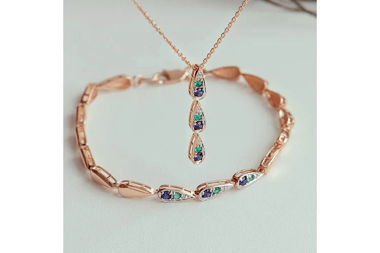 Браслет из красного золота с корундами, фианитами и изумрудами