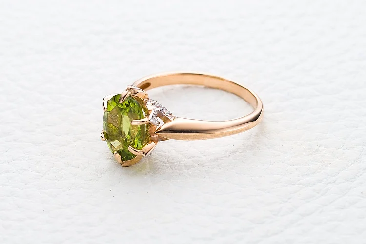 Кольцо из красного золота с хризолитом и 16 фианитами