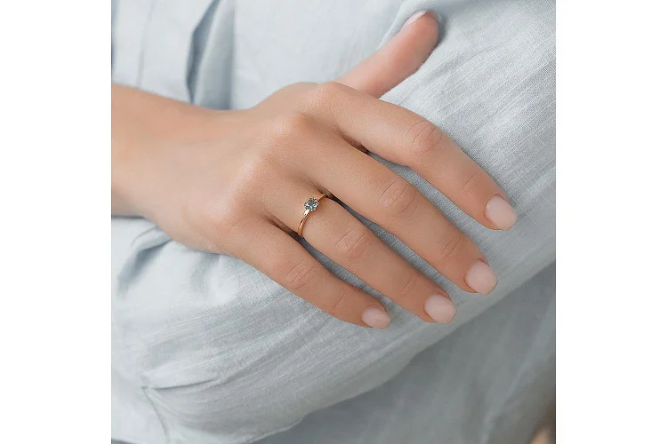 Кольцо из красного золота с топазом swiss