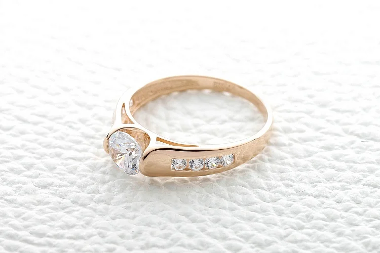 Кольцо из красного золота с 9 кристаллами swarovski