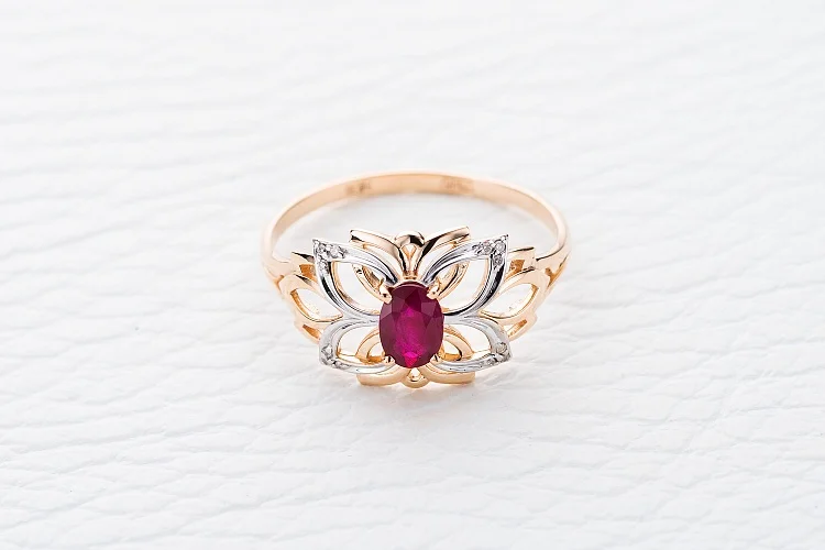 Кольцо Бабочка из красного золота с рубином и 12 бриллиантами