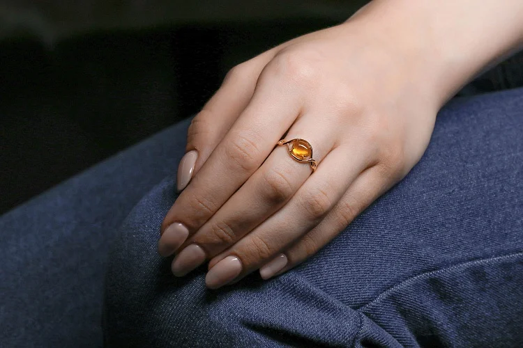 Кольцо из красного золота с янтарём