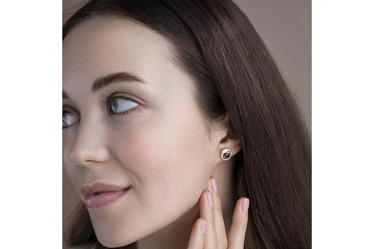 Серьги-пусеты из красного золота с 2 гранатами и 72 фианитами