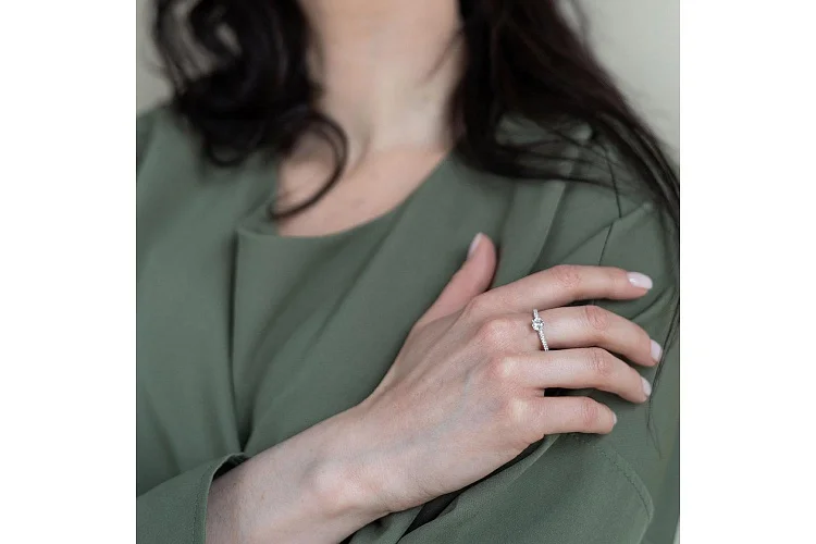 Кольцо из белого золота с 51 фианитами