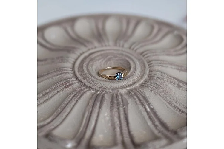 Кольцо из красного золота с александритом