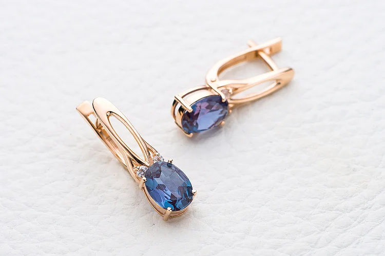 Серьги из красного золота с 2 александритами и 4 фианитами