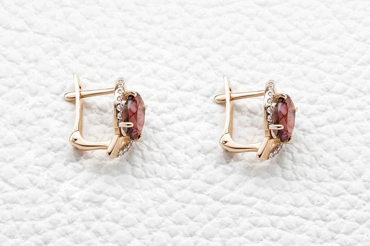 Серьги из красного золота с 2 гранатами и 28 фианитами