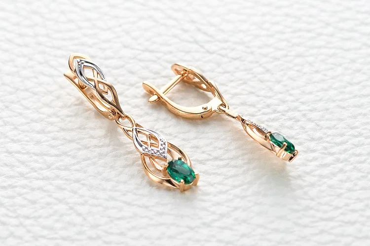 Серьги из красного золота с 2 изумрудами и 16 бриллиантами