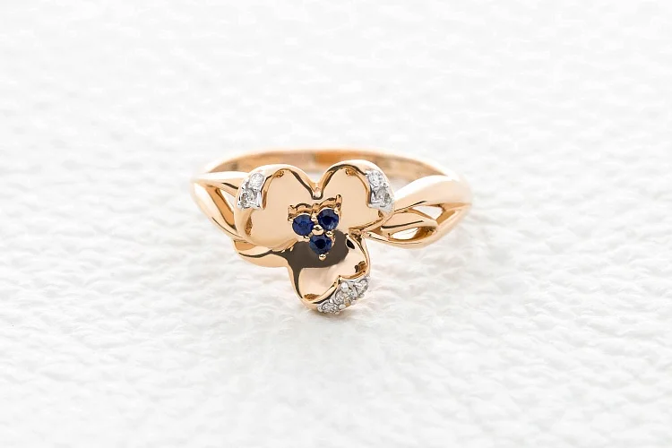 Кольцо Цветок из красного золота с 3 сапфирами и 7 бриллиантами