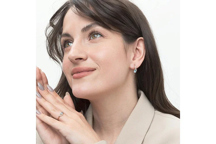 Серьги из красного золота с 2 топазами swiss и 6 фианитами