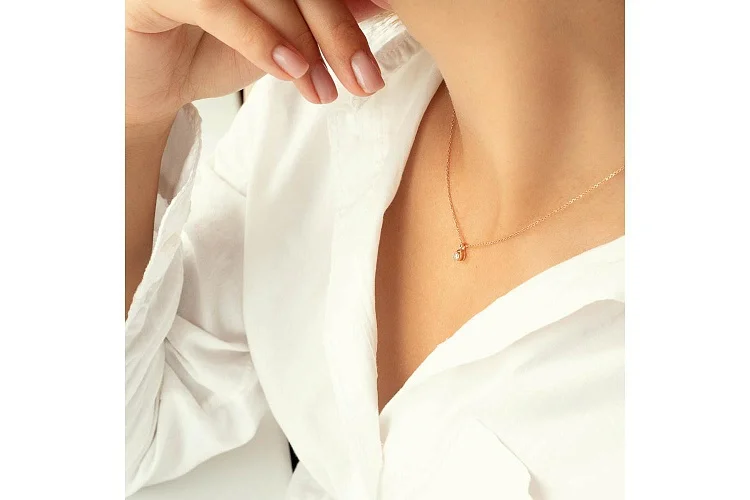 Колье из красного золота с бриллиантом