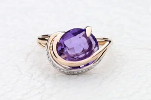 Кольцо из красного золота с аметистом и 3 фианитами
