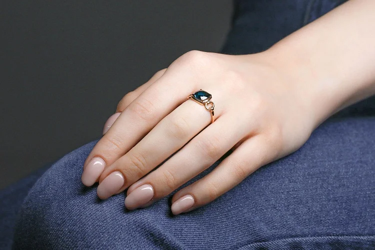 Кольцо из красного золота с кварцем