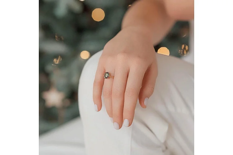 Кольцо из красного золота с кварцем