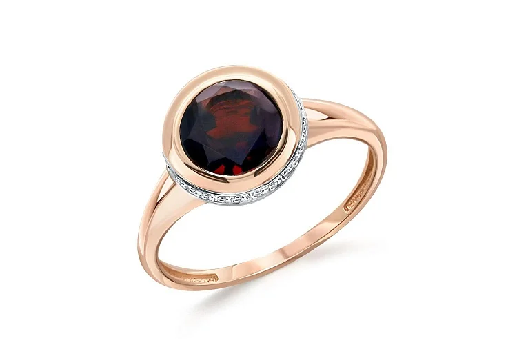 Кольцо из красного золота с гранатом и 26 фианитами