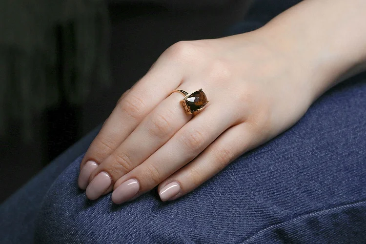 Кольцо из жёлтого золота с раухтопазом