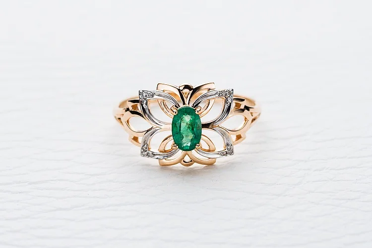 Кольцо Бабочка из красного золота с изумрудом и 12 бриллиантами