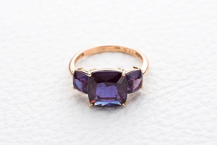 Кольцо из красного золота с 3 александритами