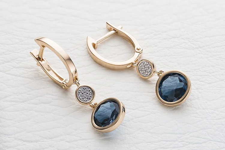 Серьги из красного золота с 2 топазами лондон и 14 фианитами