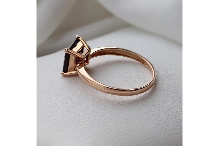 Кольцо из красного золота с гранатом