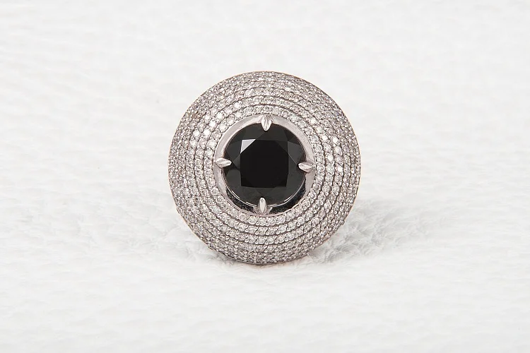 Кольцо из белого золота с шпинелью и 292 бриллиантами