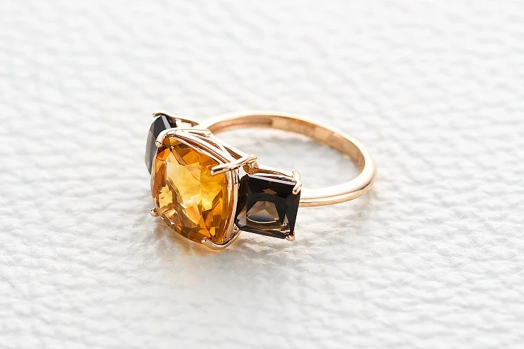 Кольцо из красного золота с цитрином и 2 раухтопазами