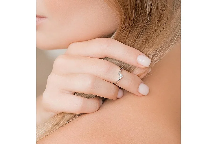 Кольцо из белого золота с бриллиантом