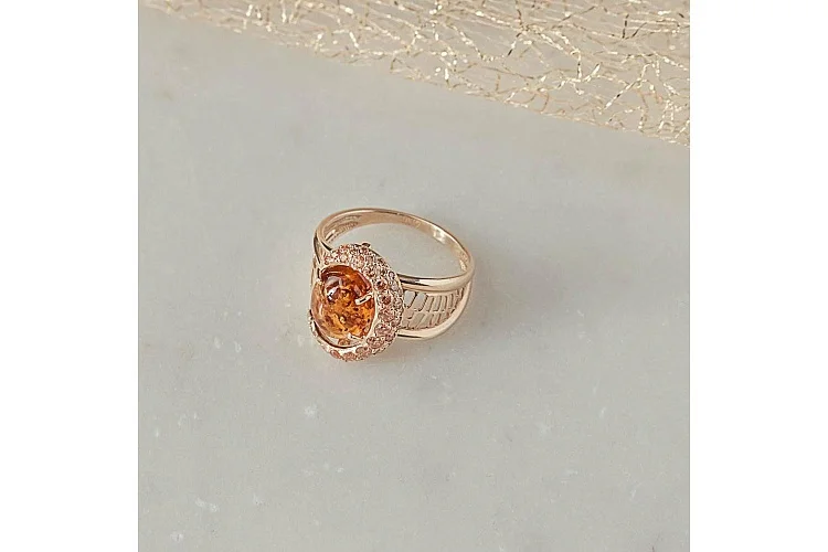 Кольцо из жёлтого золота с янтарём и 37 фианитами