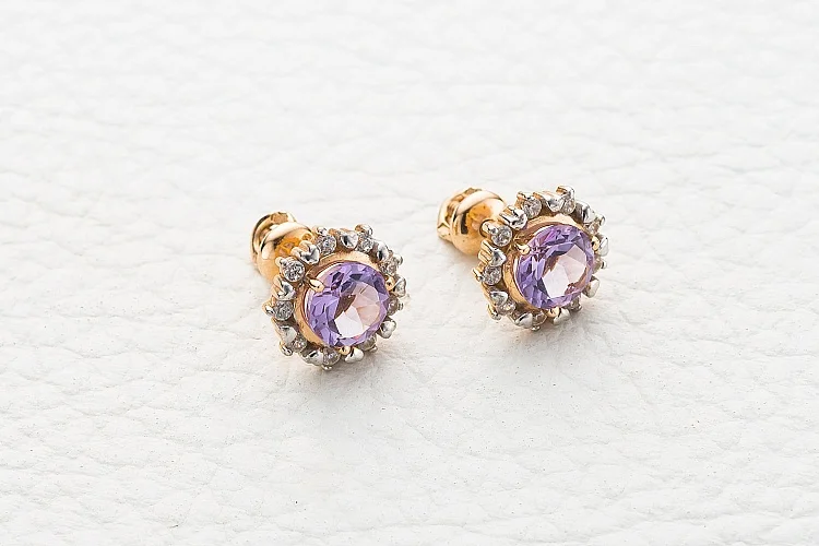 Серьги-пусеты из красного золота с 2 аметистами и 18 фианитами