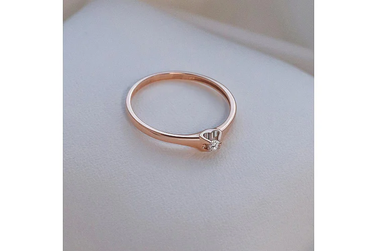 Кольцо из красного золота с бриллиантом