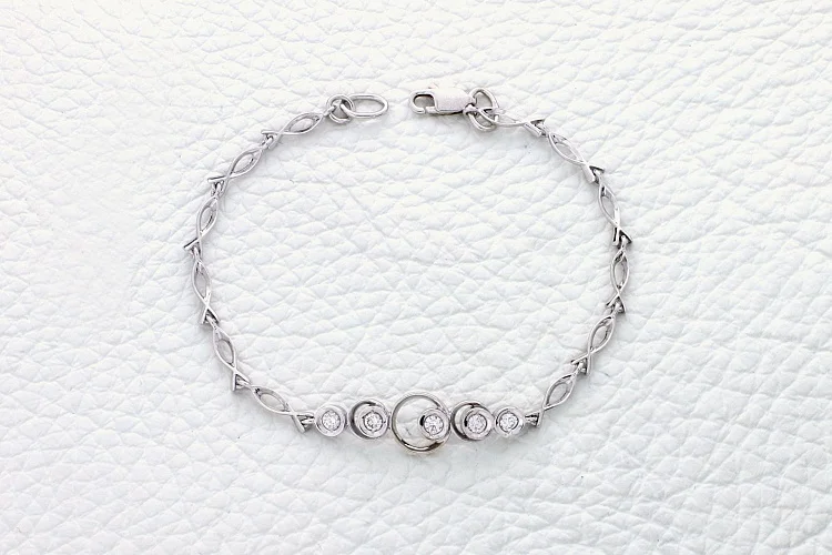 Браслет из белого золота с 5 фианитами
