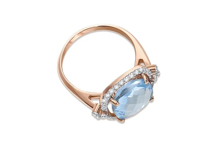 Кольцо из красного золота с топазом sky и 34 фианитами