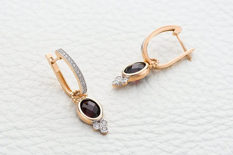 Серьги-трансформеры из красного золота с 2 гранатами и 32 фианитами