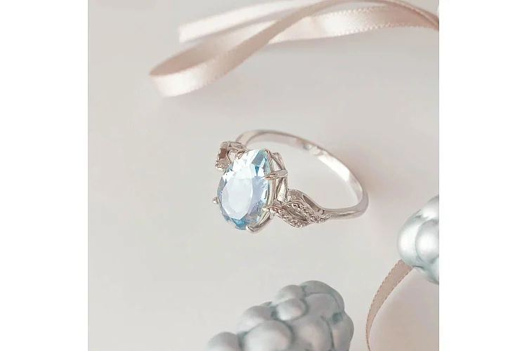 Кольцо из белого золота с топазом sky и 12 фианитами
