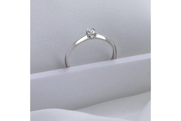 Кольцо из белого золота с бриллиантом