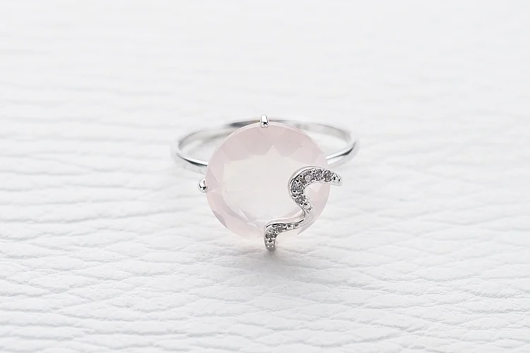 Кольцо из белого золота с кварцем и 7 фианитами