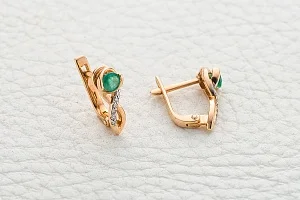 Серьги из красного золота с 2 изумрудами и 12 бриллиантами