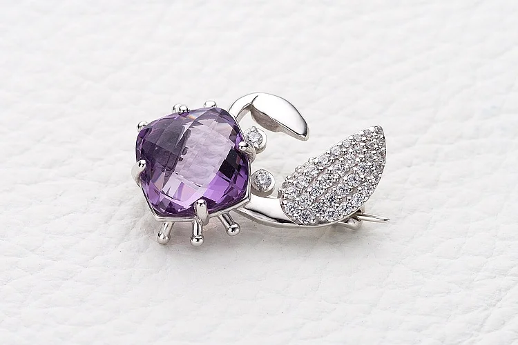 Брошь Краб из белого золота с аметистом и 38 фианитами