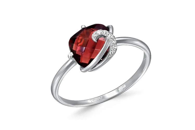 Кольцо из белого золота с гранатом и 5 фианитами
