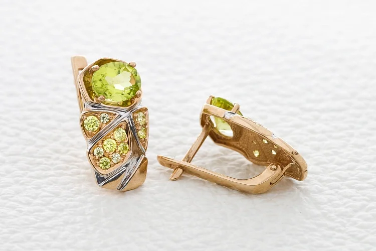 Серьги из красного золота с 2 кварцами и 16 фианитами